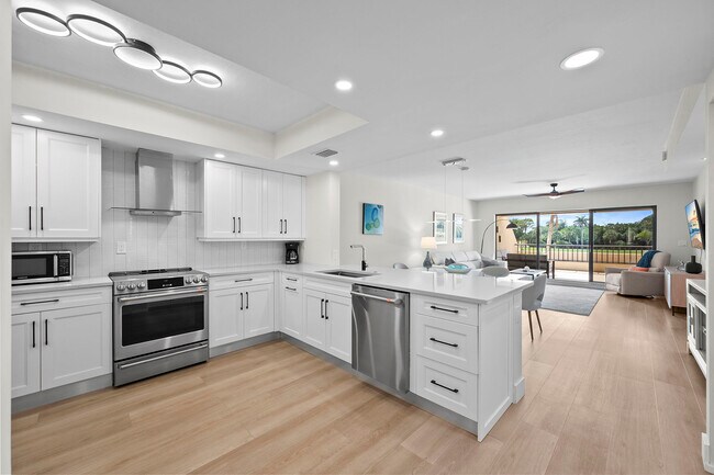 6360 Pelican Bay Blvd in Naples, FL - Building Photo - Building Photo