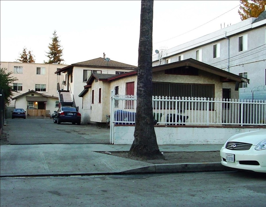 11103 Cumpston St in North Hollywood, CA - Building Photo