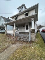 587 N Courtland St in East Stroudsburg, PA - Building Photo