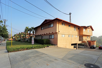 Mountain View Townhouse in Fullerton, CA - Foto de edificio - Building Photo