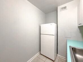 429 W Wellington Ave, Unit J00W in Chicago, IL - Building Photo - Building Photo