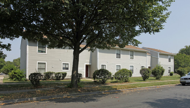 George Mason Square in Richmond, VA - Foto de edificio - Building Photo