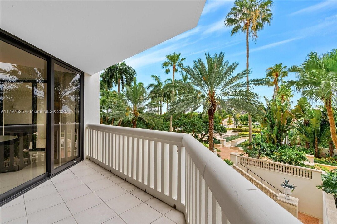 2000 Island Blvd, Unit 504 in Aventura, FL - Building Photo