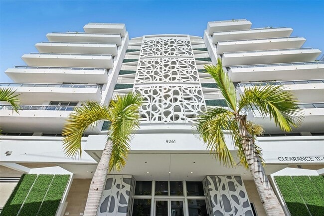 9261 E Bay Harbor Dr in Bay Harbor Islands, FL - Foto de edificio - Building Photo