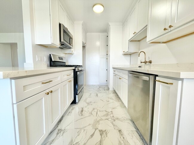 11953 Rochester Ave in Los Angeles, CA - Building Photo - Building Photo