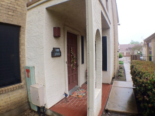 543 Ranch Trail in Irving, TX - Foto de edificio - Building Photo