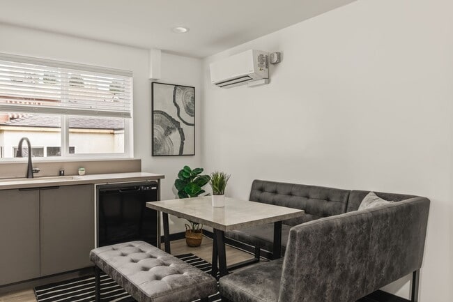 10773 Ashton Ave in Los Angeles, CA - Foto de edificio - Building Photo