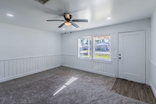 301 E Dumble St in Alvin, TX - Building Photo