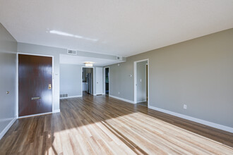 Via Holon Apartments in Greenbrae, CA - Building Photo - Interior Photo