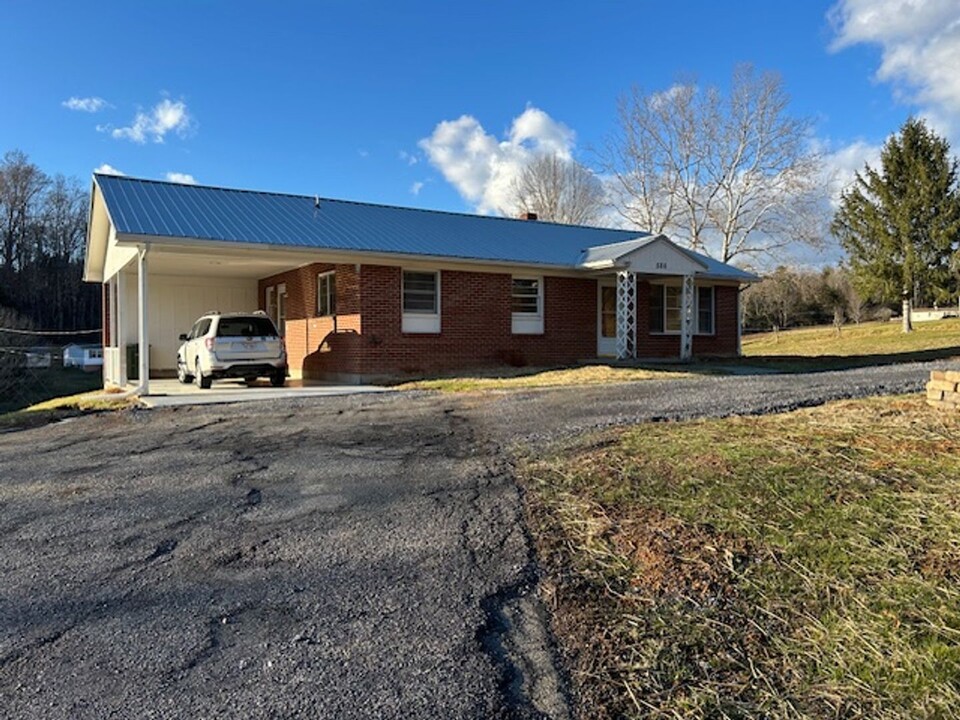 586 Collierstown Rd in Lexington, VA - Building Photo