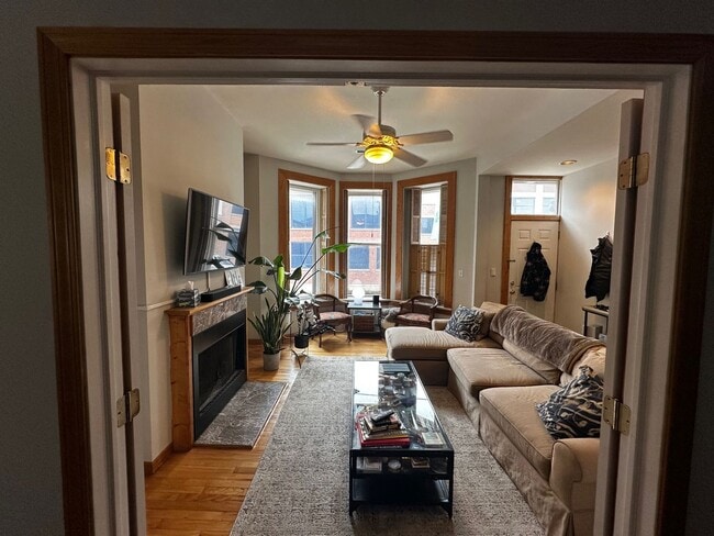 property at 1827 N Clybourn Ave