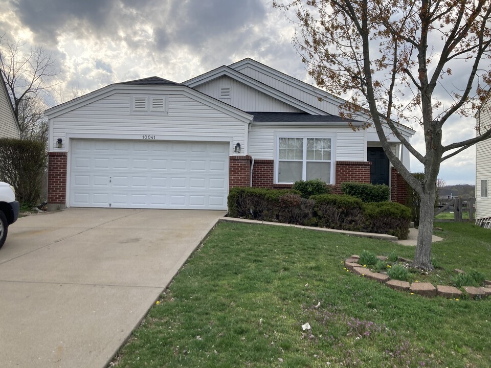 10041 Armstrong St in Union, KY - Building Photo