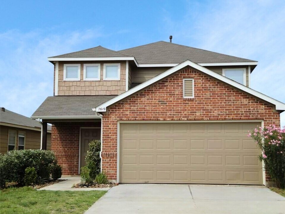 7619 Painted Desert Dr in Cypress, TX - Building Photo