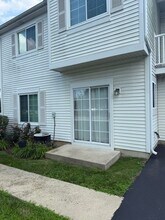 122 Creston Cir in Aurora, IL - Building Photo - Building Photo