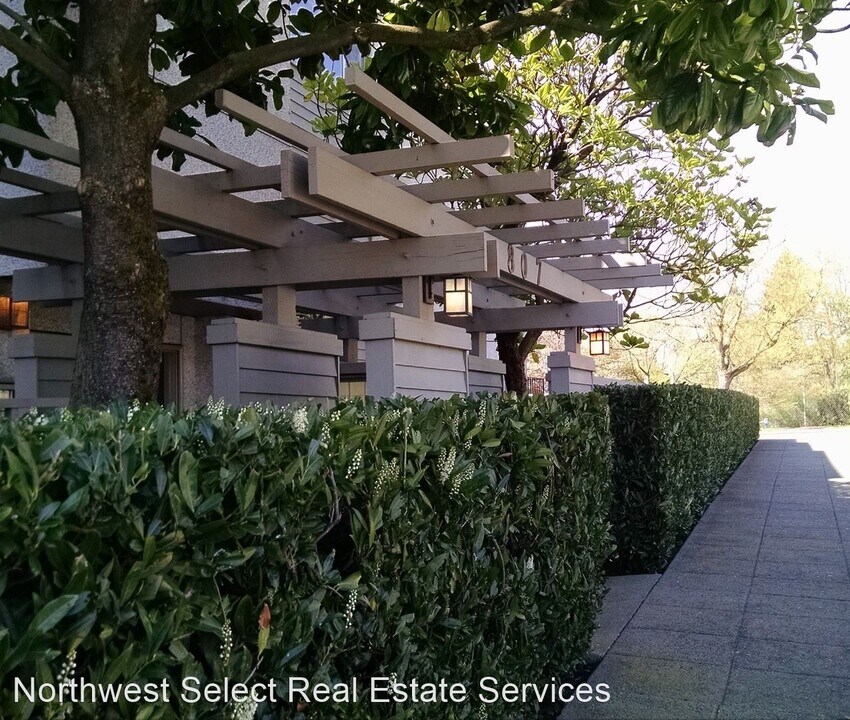807 N 40th St in Seattle, WA - Building Photo