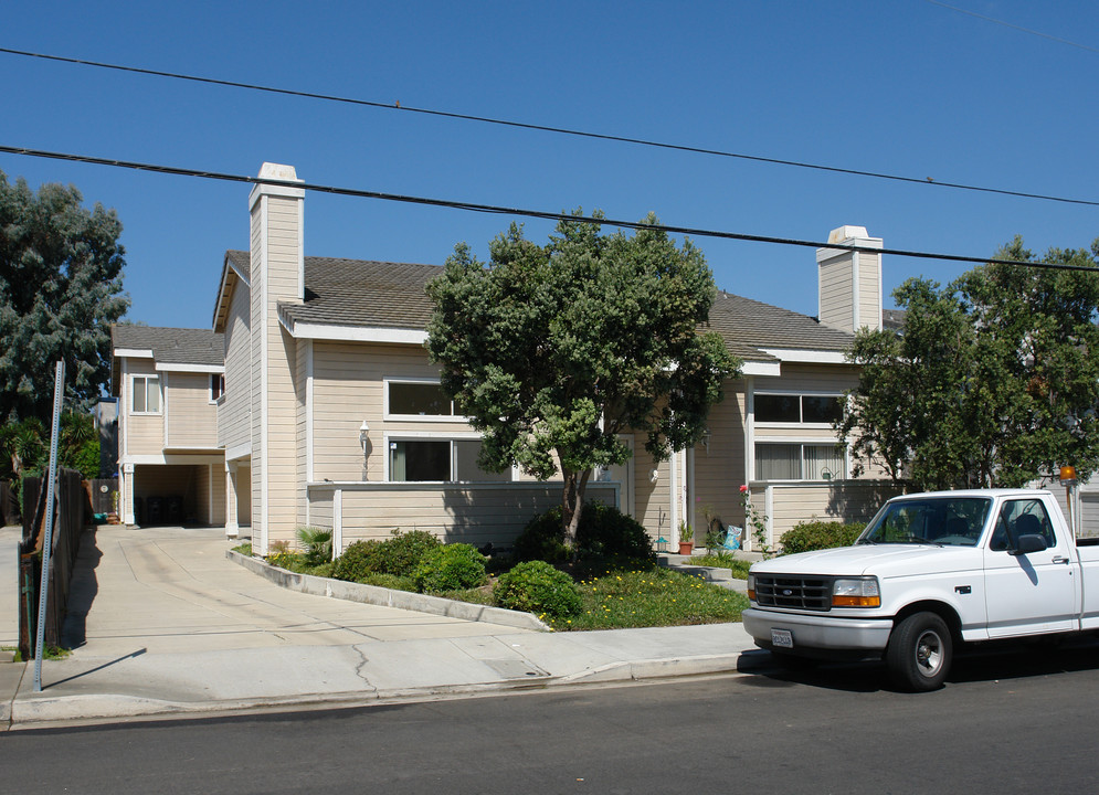 16661 Dolores St in Huntington Beach, CA - Foto de edificio