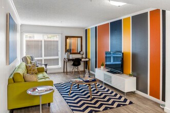 Artists Village Apartments in Santa Ana, CA - Foto de edificio - Building Photo