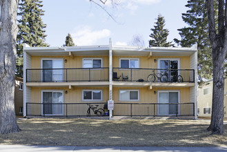 2720 Brentwood Blvd NW in Calgary, AB - Building Photo - Primary Photo