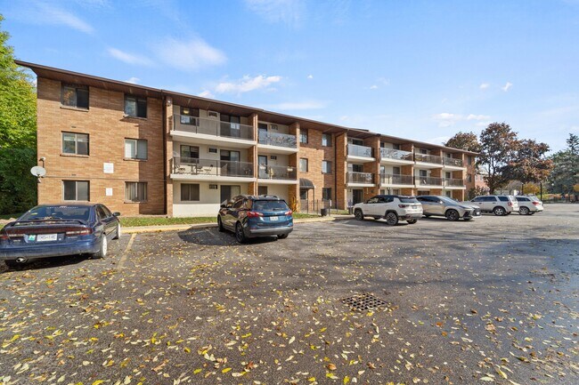 3262 Sandwich St. in Windsor, ON - Building Photo - Building Photo