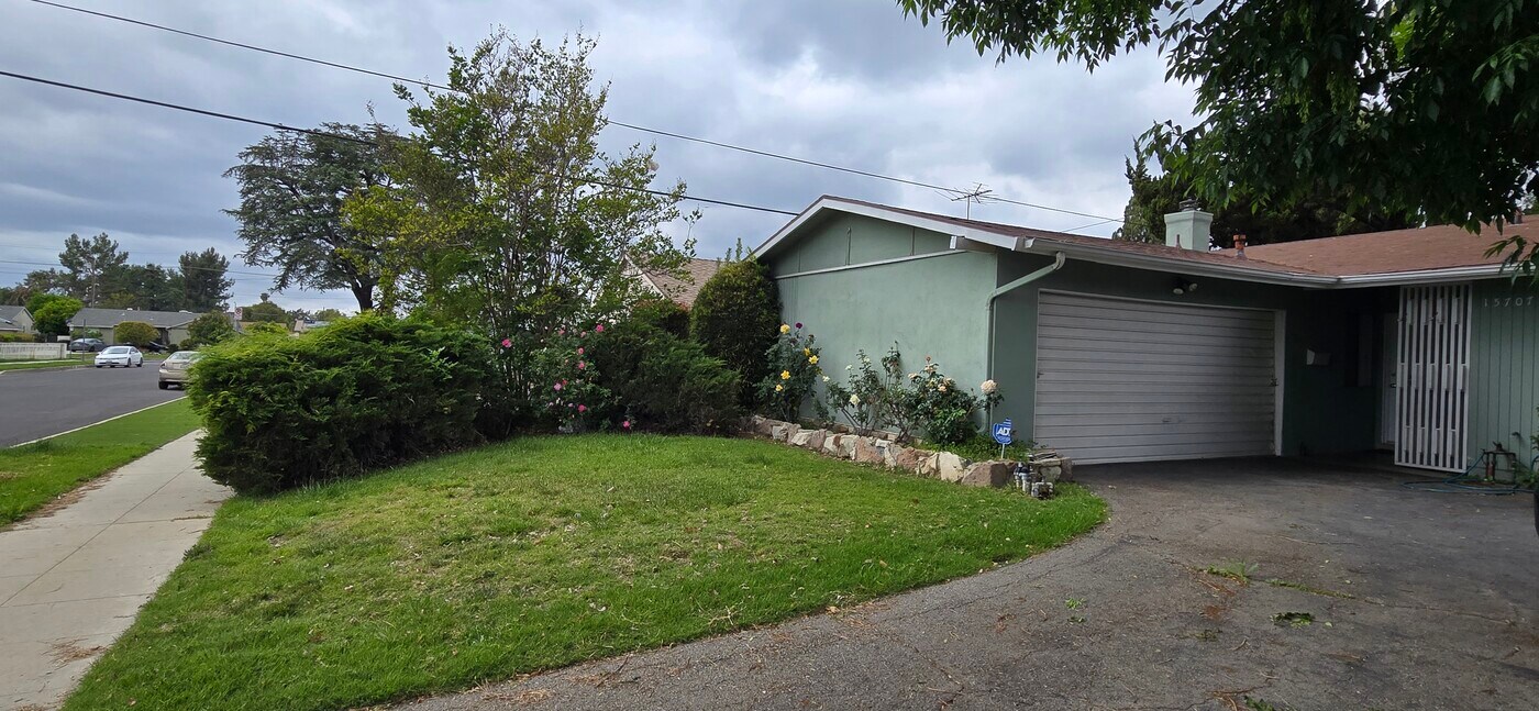 15707 Ludlow St in Granada Hills, CA - Building Photo