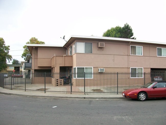 1611 Frisbie Ct in Concord, CA - Building Photo - Building Photo