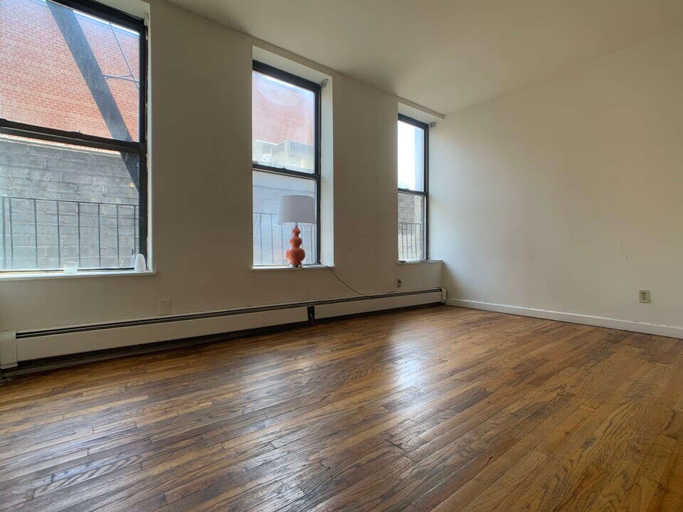 814 10th Ave in New York, NY - Building Photo