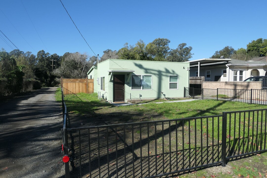 129 Browns Valley Rd in Watsonville, CA - Building Photo