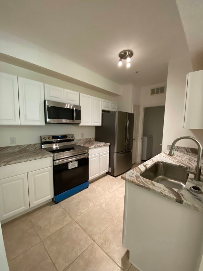 8539 Gate Pkwy W, Unit Unit 1514 in Jacksonville, FL - Building Photo - Building Photo