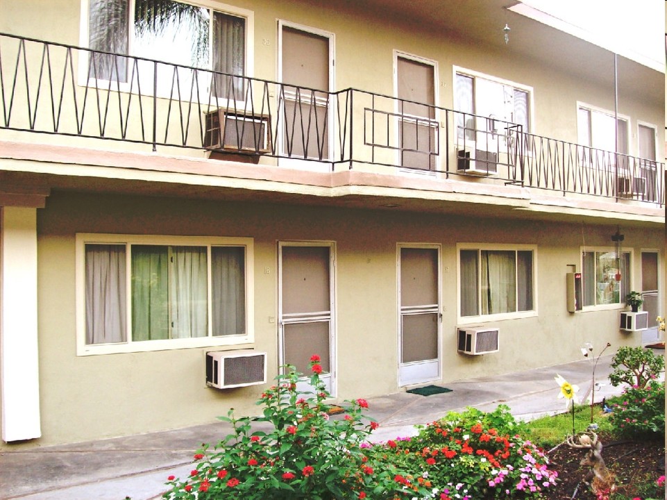 Covina Manor Apartments in West Covina, CA - Foto de edificio