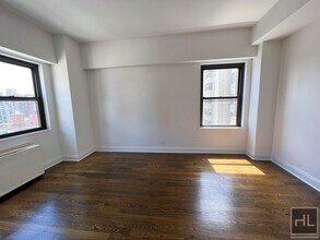 E 89 St, Unit 12H in New York, NY - Foto de edificio - Building Photo