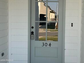 304 San Sebastian Dr in Youngsville, LA - Foto de edificio - Building Photo