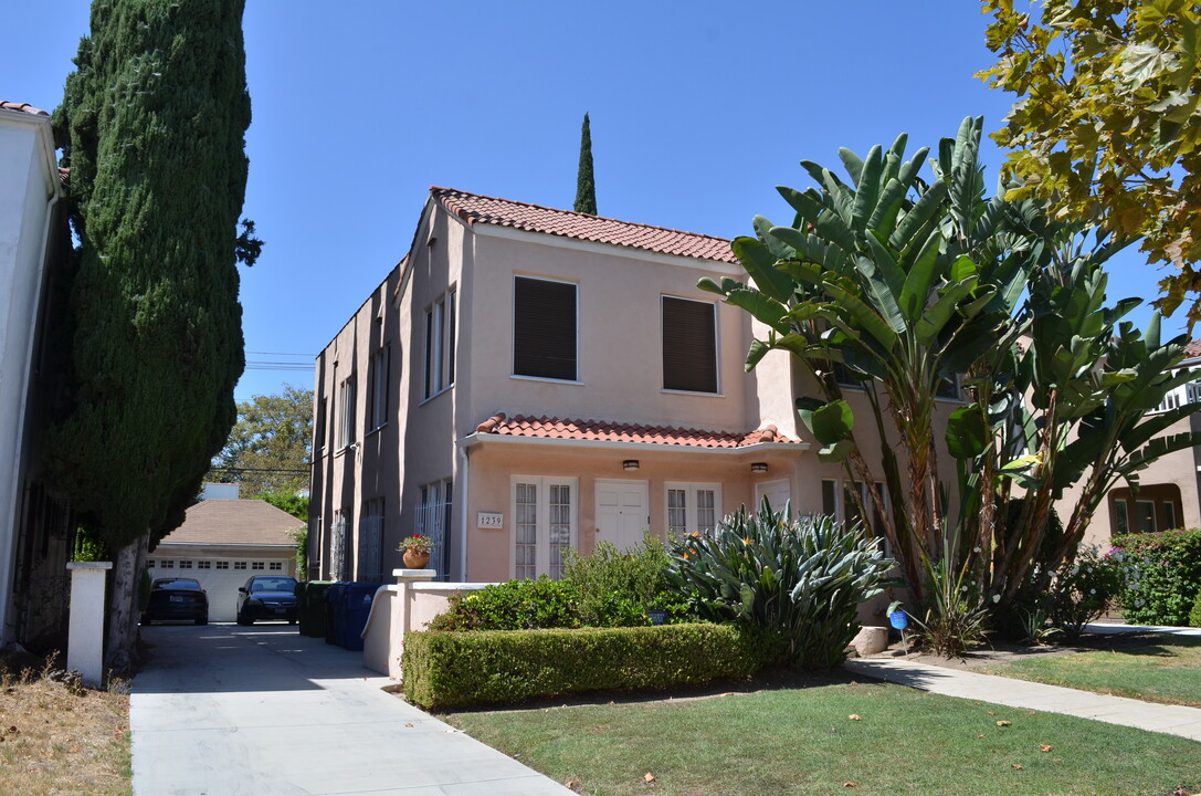 1237 Stearns Dr in Los Angeles, CA - Foto de edificio