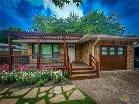 1025 Mulberry Ave in New Braunfels, TX - Building Photo