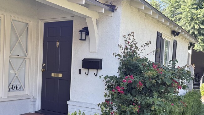 4715 Allott Ave in Los Angeles, CA - Building Photo - Building Photo