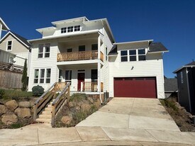 374 SW George Ct in Dundee, OR - Building Photo