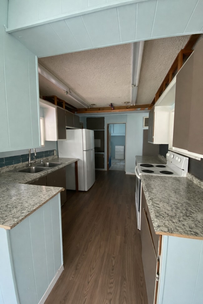 111 E Sherwood Rd in Allyn, WA - Foto de edificio - Building Photo