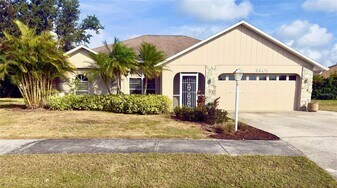 5805 Helen Way in Sarasota, FL - Building Photo