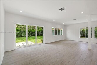 4020 Riviera Dr in Coral Gables, FL - Foto de edificio - Building Photo