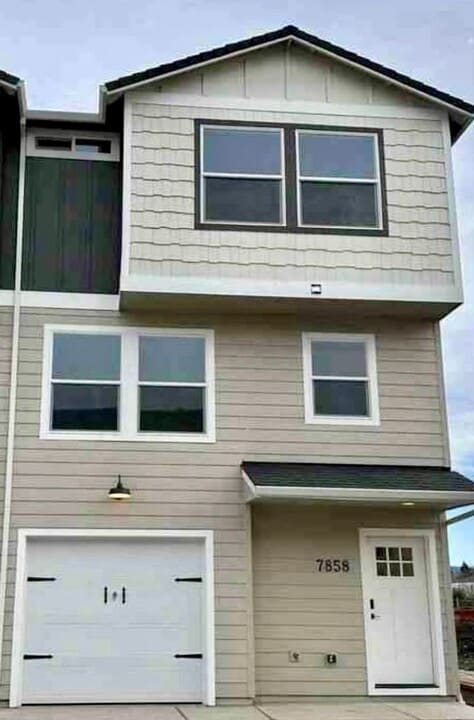 7858 28th St in White City, OR - Building Photo