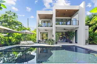 8246 NE 2nd Ct in Miami, FL - Building Photo