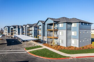 Smith Creek Apartments in Woodburn, OR - Foto de edificio - Building Photo