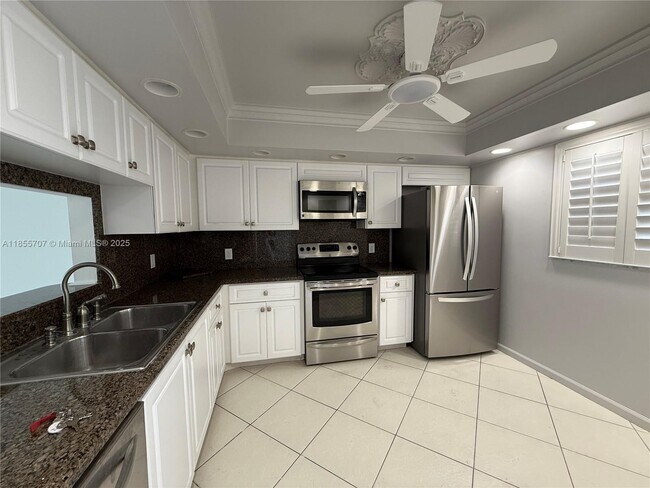 250 John F Kennedy Dr in Atlantis, FL - Building Photo - Building Photo