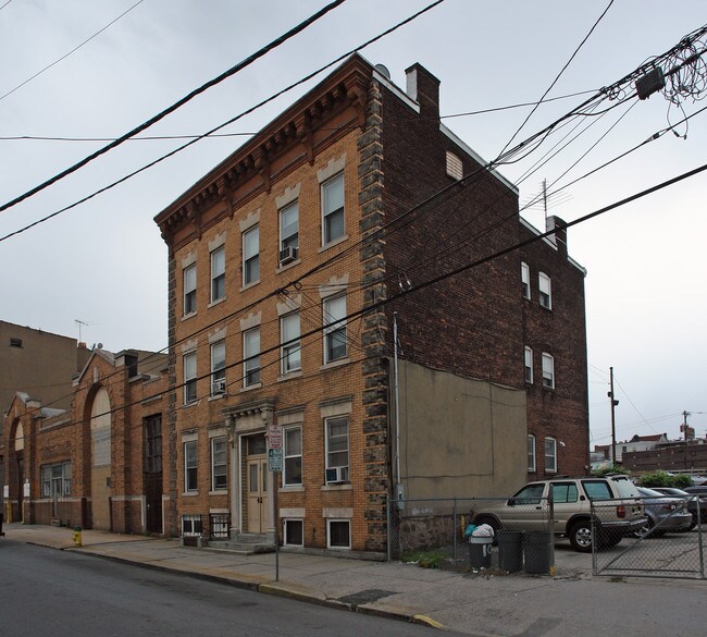 100 Monroe St in Newark, NJ - Foto de edificio - Building Photo