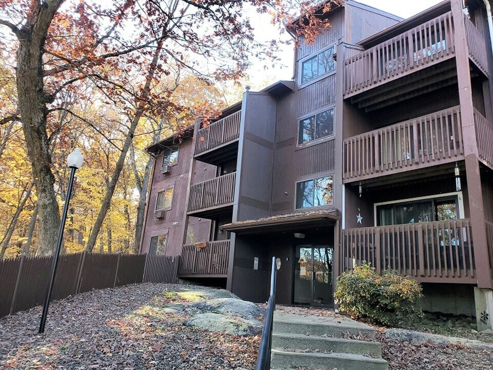 340 Sunderland Rd in Worcester, MA - Building Photo