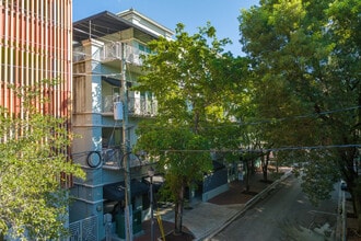 Grove Square Condominiums in Miami, FL - Foto de edificio - Building Photo