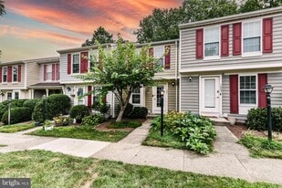 1661 Fieldthorn Dr in Reston, VA - Building Photo
