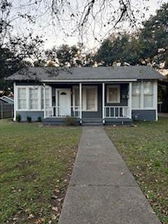 605 N Clay St in Ennis, TX - Building Photo