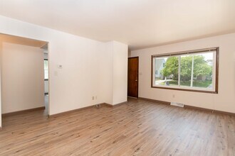 2110 S 96th St, Unit 2110 in West Allis, WI - Building Photo - Building Photo