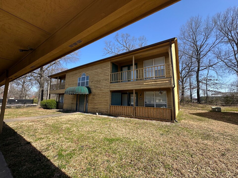 2401-2415 W C St in Russellville, AR - Foto de edificio