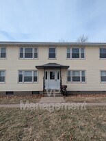 424 23rd St in Bettendorf, IA - Building Photo